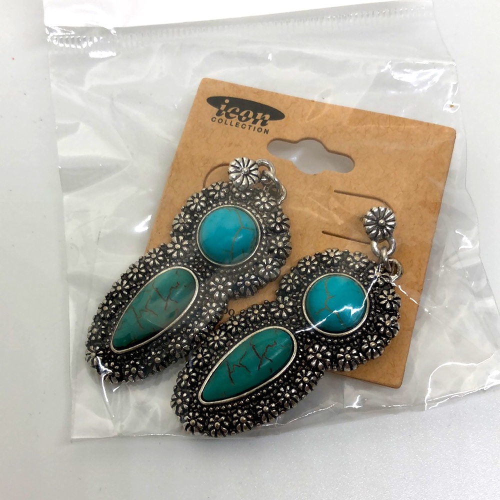 4/$20-Turquoise & Burnished Silvertone Flower Post - Picture 2 of 2